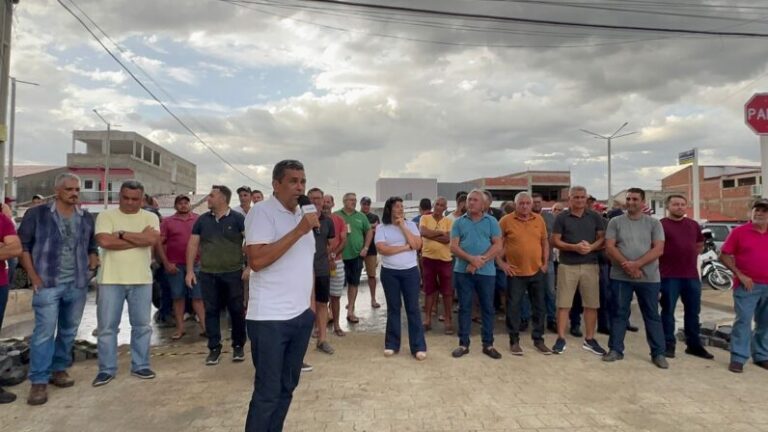 Vídeo! Prefeito de Igaracy entrega pavimentação de rua no centro da cidade