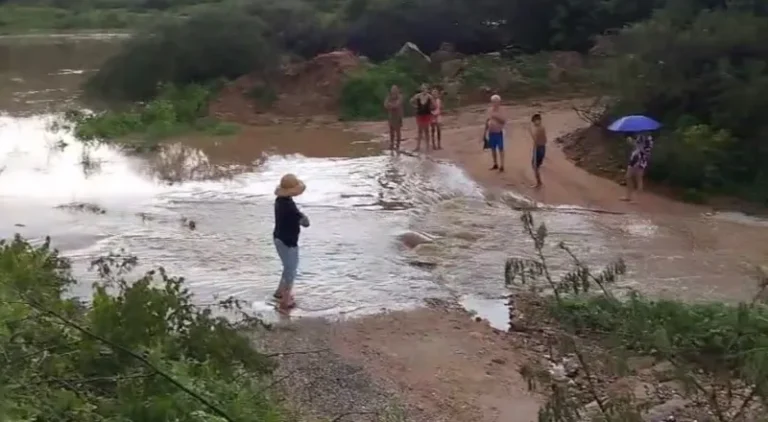 Chuva faz açude sangrar em Santa Luzia; população comemora volume de cachoeira