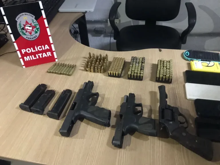 Integrantes de facção criminosa são detidos com armas e munições