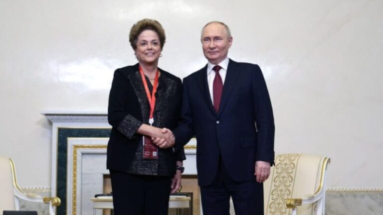 Dilma encontra com Putin e recebe elogios por ‘eficiência’ no comando do Banco do Brics