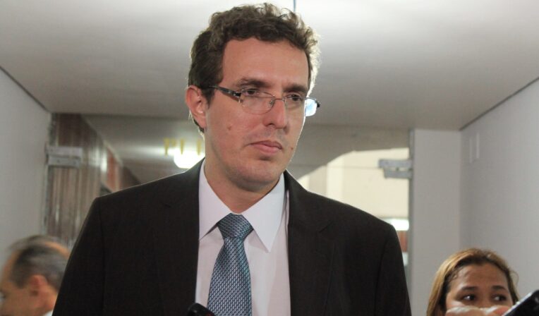 Ex-secretário de Saúde da Paraíba, Waldson Souza, é multado e OS vai ter que devolver R$ 15,8 milhões ao Estado