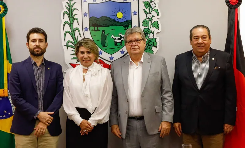 João Azevêdo recebe Michel Henrique e Edna Henrique na Granja Santana