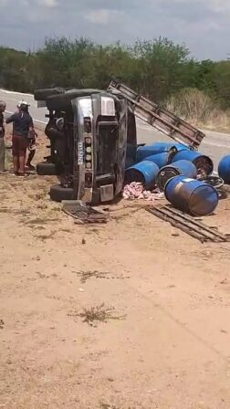 Vídeo! Em Coremas carro capota e deixa três pessoas feridas