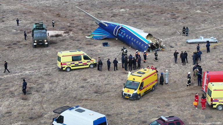 Vídeo: Avião com mais de 60 pessoas cai no Cazaquistão passageiros sobrevivem