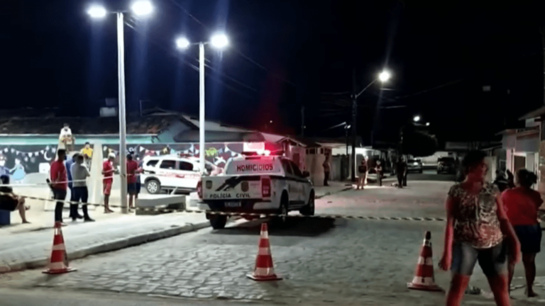 Homem é assassinado a tiros por suspeitos armados enquanto andava em via pública