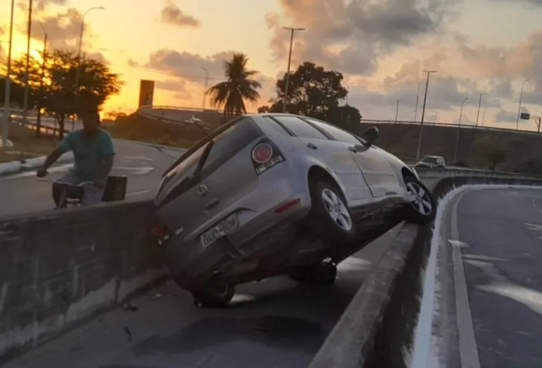 Motorista perde controle de carro e veículo fica preso no canteiro central