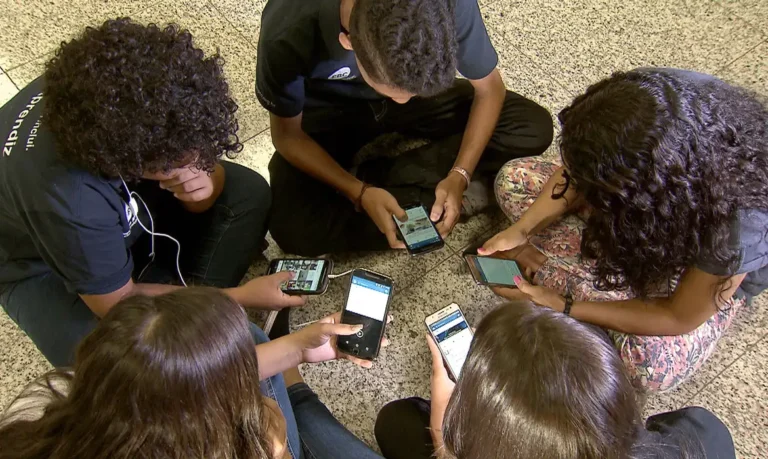 Celulares proibidos nas escolas: especialista explica novas diretrizes e tira dúvidas