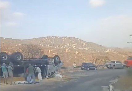 Caminhão tomba durante a noite na Serra do Teixeira; motorista teve escoriações leves