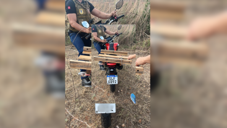 Polícia encontra moto roubada abandonada em área de mata