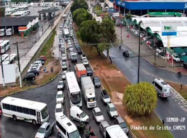 FOTOS: João Pessoa tem trânsito lento e ‘dia de caos’ em trecho da BR-230