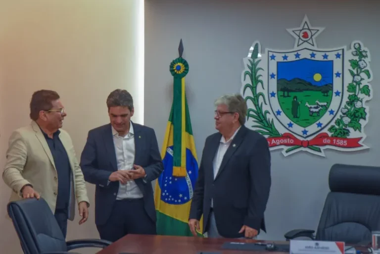 João Azevêdo e Adriano Galdino se reúnem em João Pessoa