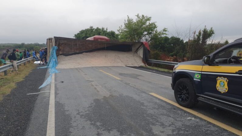 Colisão entre carro e caminhão tombado deixa um morto e interdita rodovia na BR-230