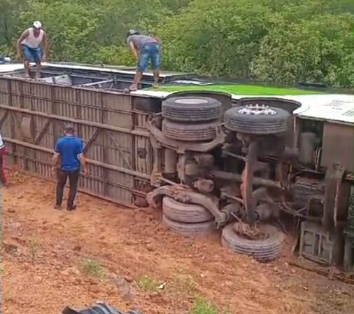 Ônibus de Piancó com destino à Brasília tomba e deixa motorista e passageiros feridos