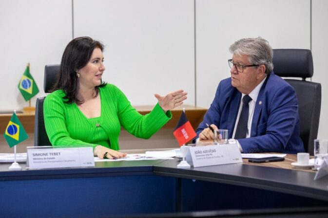 João Azevêdo se reúne com ministra Simone Tebet e participa de lançamento de projeto de expansão de energia limpa em polos de irrigação