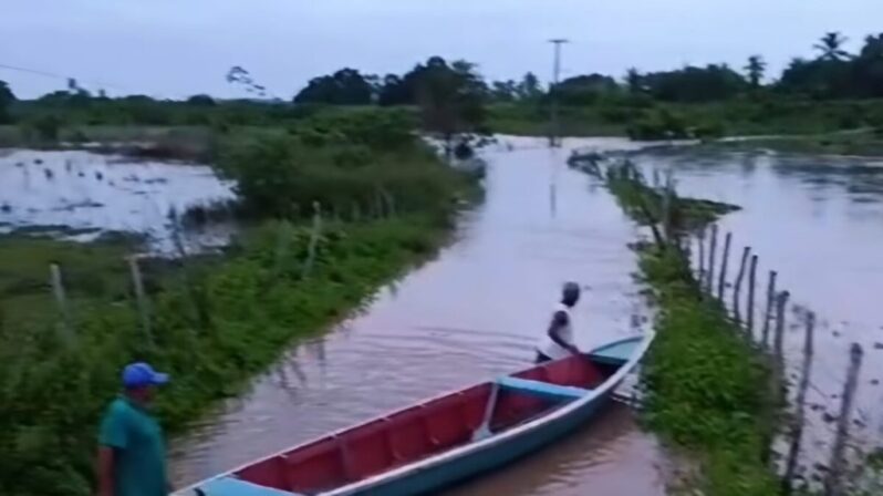 Moradores ficam ilhados após cheia do Rio Mamanguape