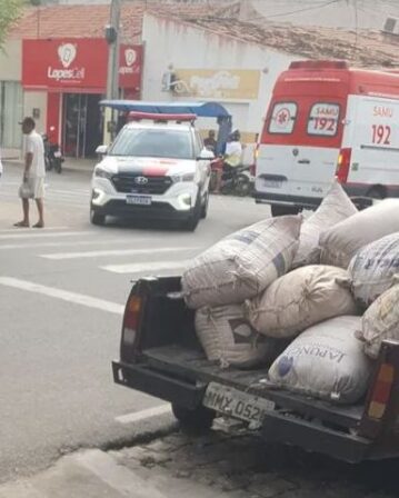 Vídeo: Acidente entre carro e moto deixa um ferido no centro de Piancó-PB