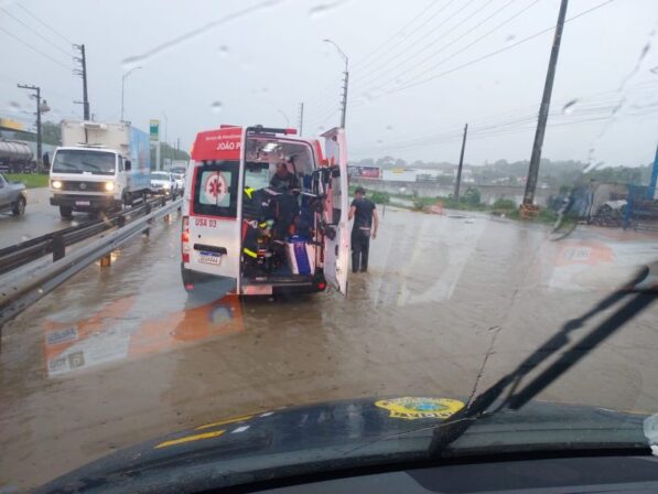 Mulher é atropelada por caminhão em acidente na BR-101