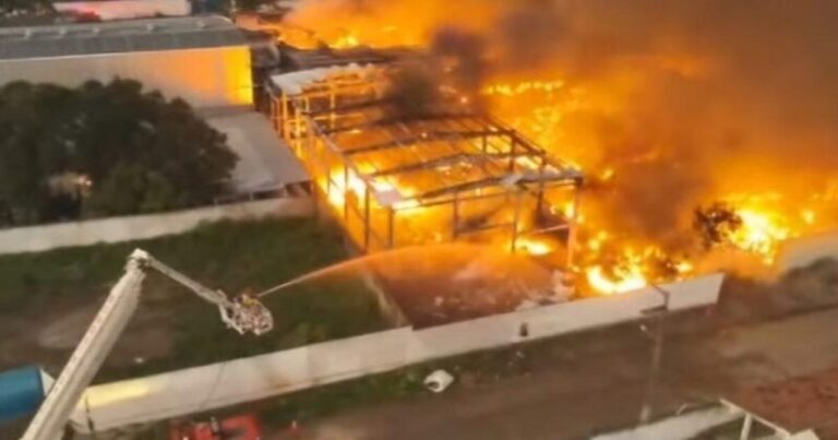 Incêndio destroi fábrica de reciclagem