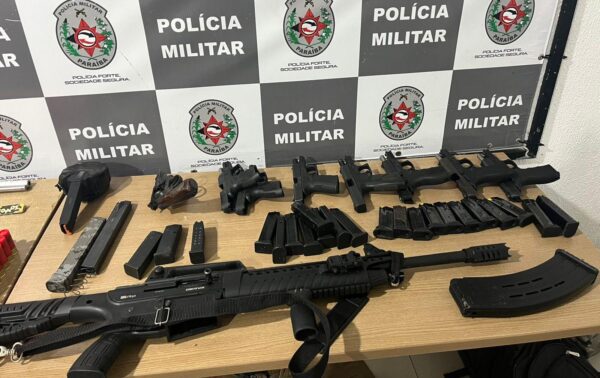 Operação em Cabedelo prende oito integrantes de facção criminosa e apreende armas e 500 munições