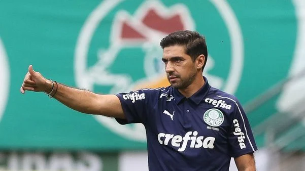 Abel Ferreira diz que pênalti para o Palmeiras foi bem marcado: “Há uma obstrução clara”