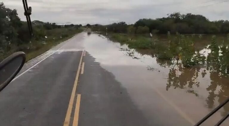 Vídeo: Chuva deixa BR entre Pedra e Itaporanga alagada no Vale do Piancó