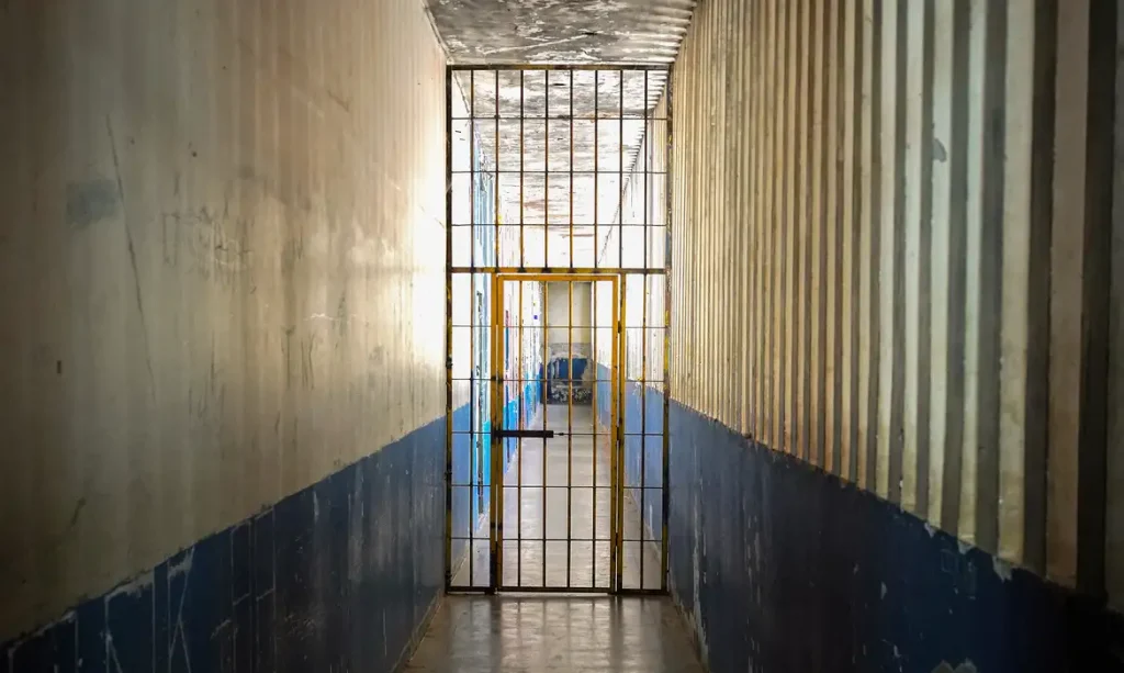 Comissão aprova projeto que obriga presídio a instalar bloqueador de celular