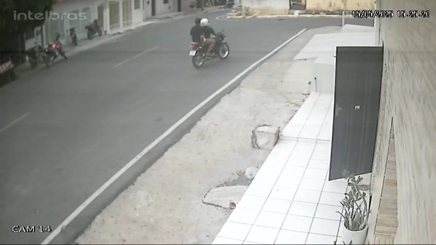Vídeo: Em Coremas-PB, suspeitos assaltam mercadinho em plena luz do dia desta quinta-feira(15)