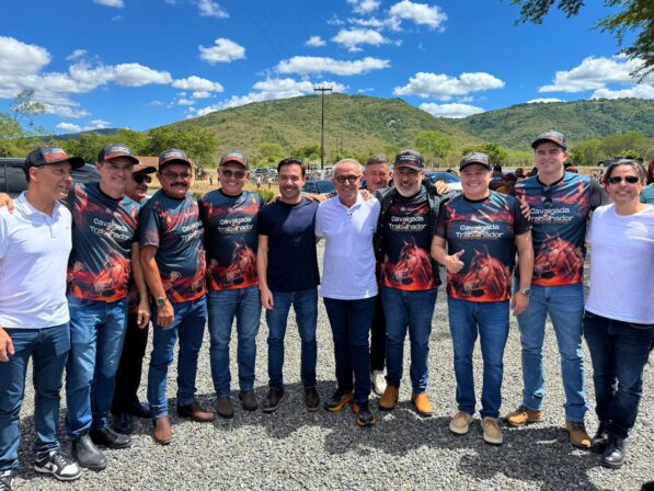 De cavalo e de foguete: Prefeito de Mogeiro recebe Efraim e Cícero durante evento