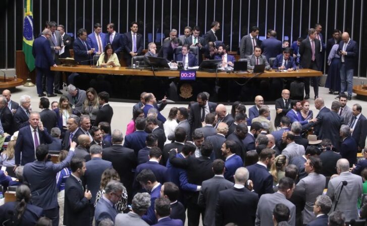 Câmara aprova projeto que cria 18 vagas de deputados federais
