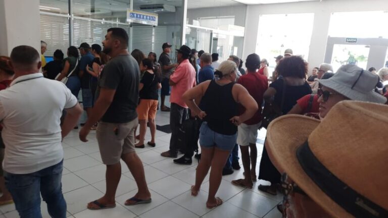 Vídeo: Em Piancó-PB, dezenas de pessoas aguardam e reclamam atendimento no Banco do Brasil