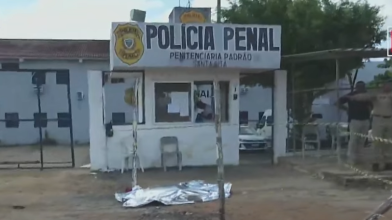 Homem é assassinado na frente de penitenciária e próximo a polícia