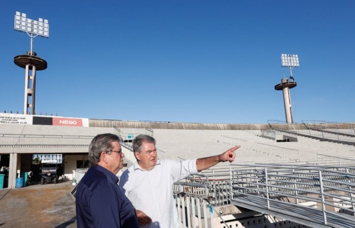 João Azevêdo inspeciona instalação de novo sistema de iluminação do Almeidão