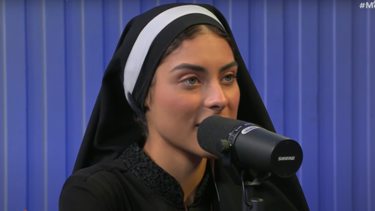 Quem é a freira ex-modelo que entrou para vida religiosa após morte do pai