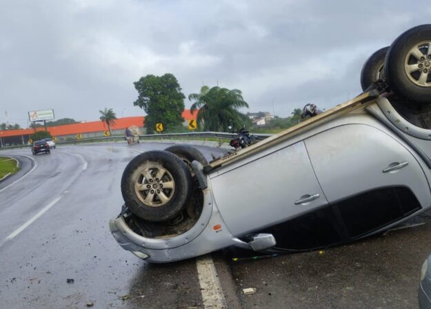 Carro capota após motorista perder controle da direção na BR-230