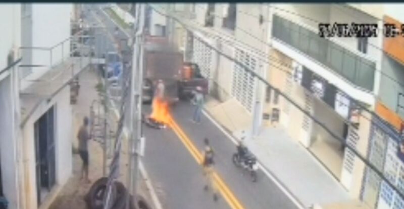 Em Piancó-PB grave acidente envolvendo moto, viatura policial e caçamba deixa mulher ferida