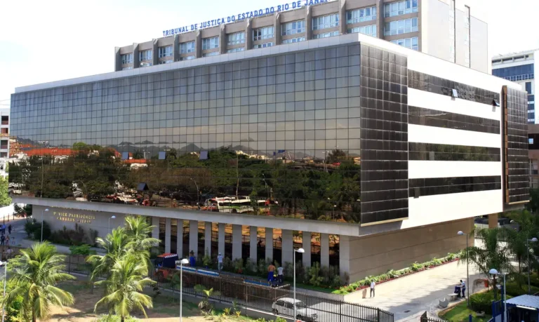 Justiça condena médico que estuprou mulheres na sala de parto