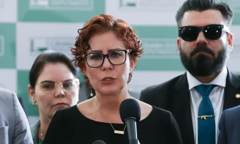 Alexandre de Moraes oficializa pedido de extradição de Carla Zambelli