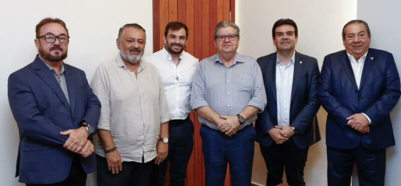 Prefeito Samuel Lacerda, ex-opositor, adere ao governador João Azevedo e fortalece candidatura ao Senado com apoio decisivo em Conceição