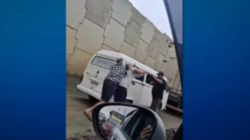 Vídeo: Motorista de caminhão é agredido com pedrada na cabeça durante discussão