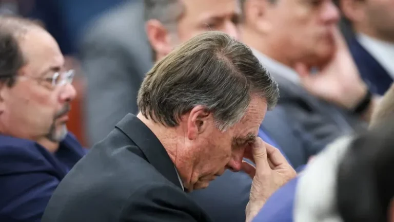 Polícia Federal cumpre mandados de busca e apreensão contra Bolsonaro