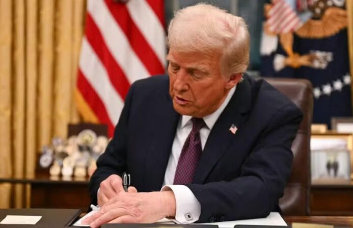 Trump assina tarifa de 50% ao Brasil e abre exceções