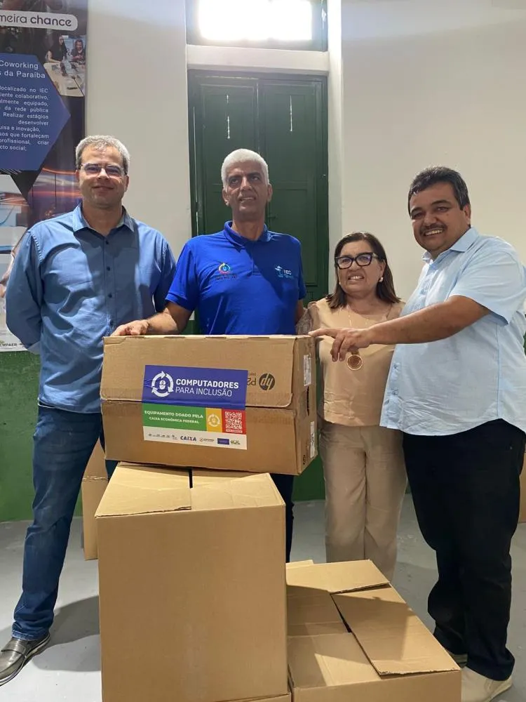 Deputado George Morais entrega computadores para o município de Barra de Santa Rosa