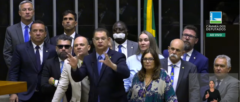 VÍDEO: líder do PL na Câmara pede perdão a Hugo Motta após declarações sobre suposto acordo com a oposição