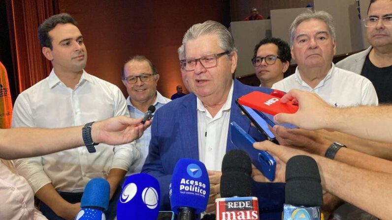 João Azevêdo provoca Cícero e Adriano e contesta articulações de aliados com oposição