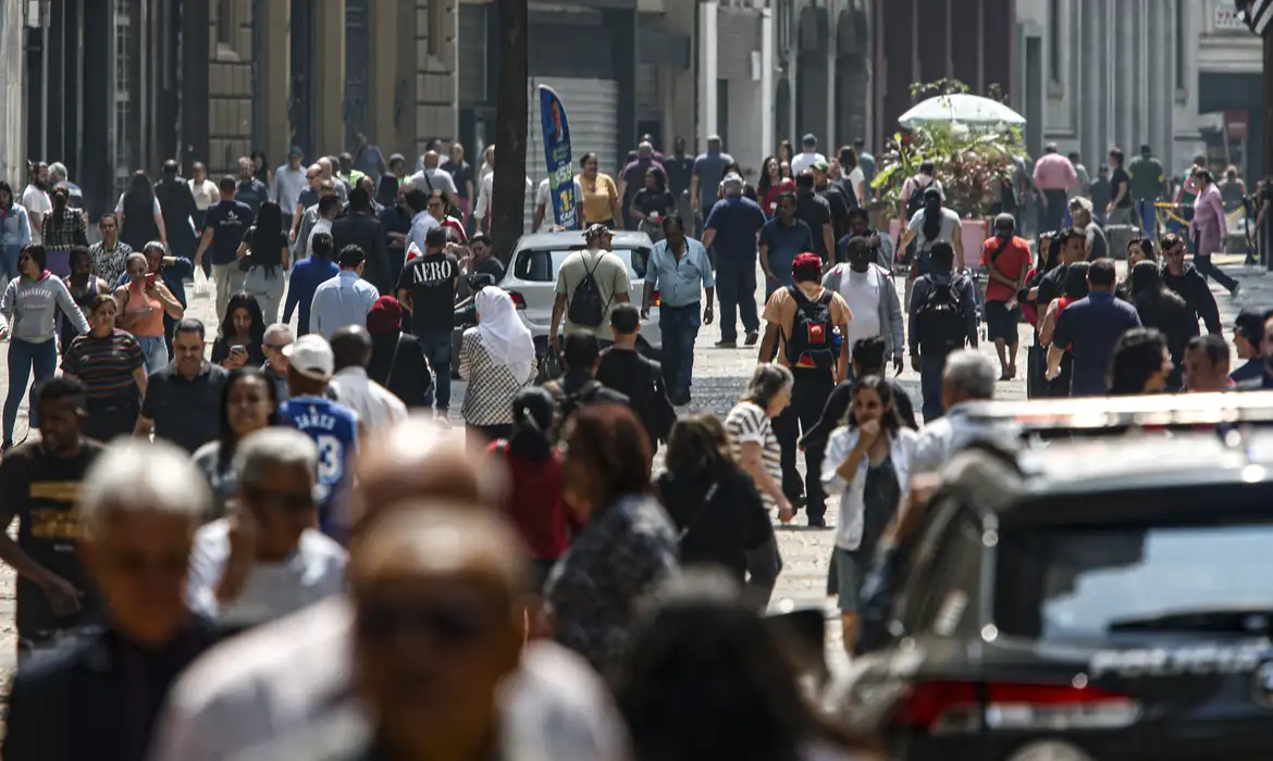 População brasileira chega a 213,4 milhões em julho de 2025