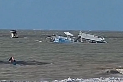 Embarcação afunda no mar do Bessa e impressiona populares