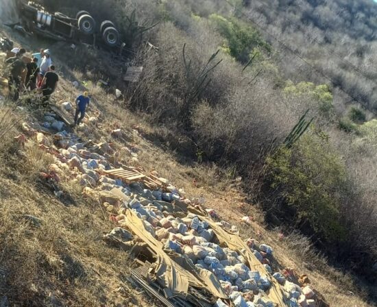 Caminhão tomba na Serra de Santa Luzia e motorista é socorrido até hospital