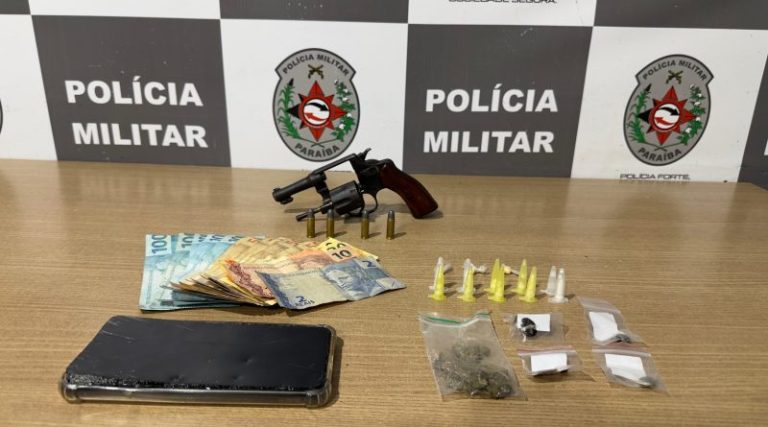 Suspeito é preso com armas e drogas enquanto tentava fugir da polícia