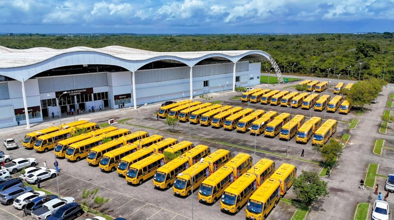João Azevêdo entrega mais de 100 ônibus escolares para os municípios