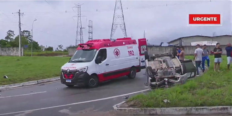 Grávida fica ferida após carro capotar em acidente